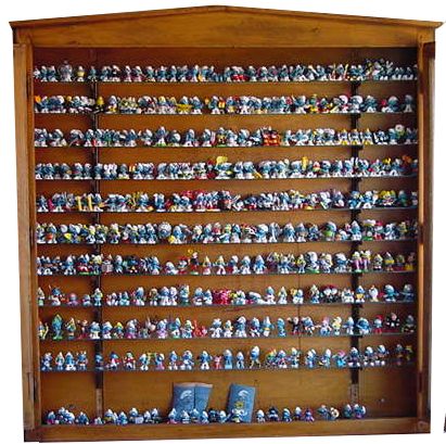 Rechte Vitrine mit geöffneter Tür!